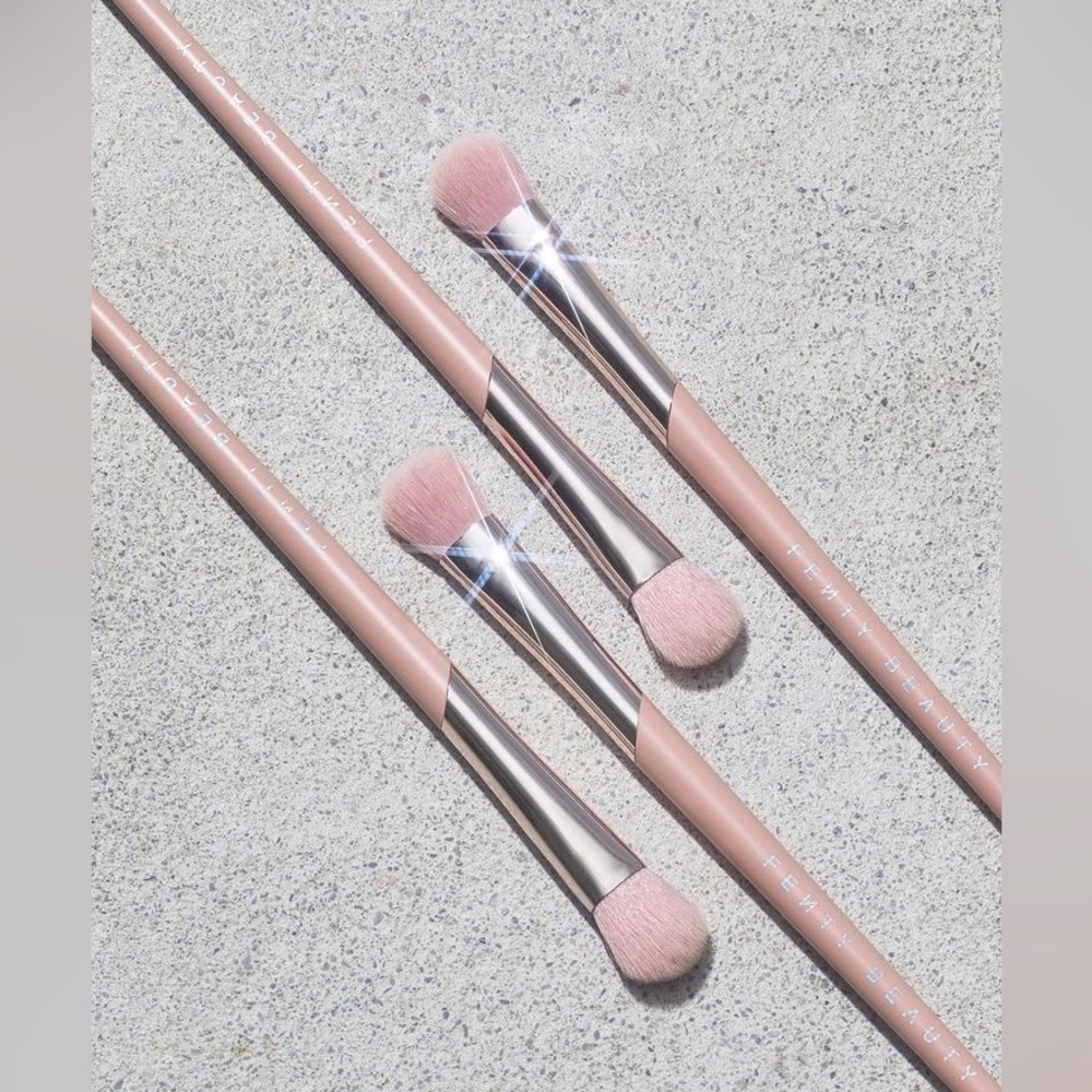 Fenty Beauty Plush Eyeshadow Brush 240